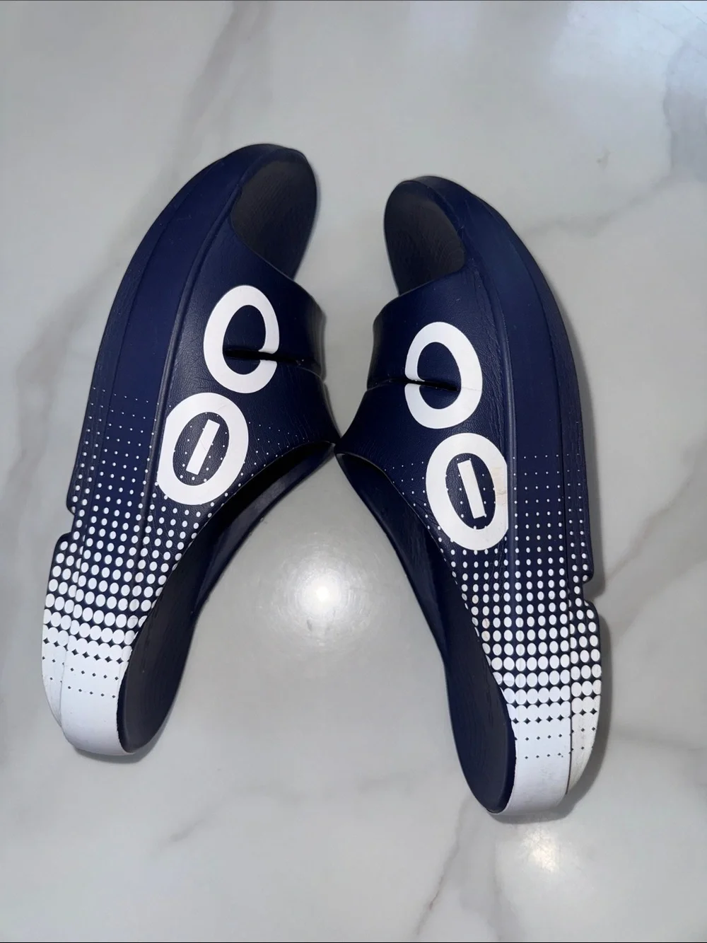 OOFOS pair navy